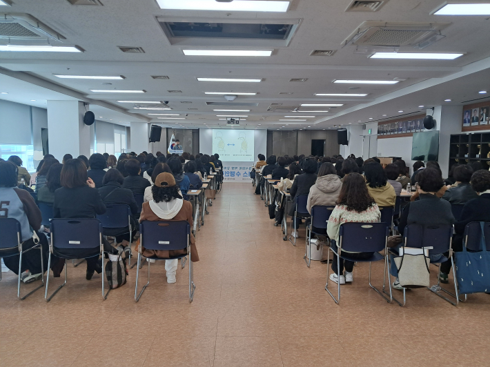장안구청 대회의실에서 노인맞춤돌봄서비스 수행인력 '마음산책' 프로그램을 진행하고 있다. 