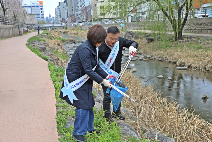 황규돈 팔달구청장이 시민의민원함 민원 해결을 위해 수원천 현장을 점검하고 있다.