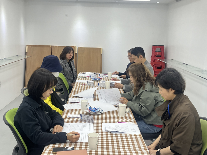 최영희 행궁동장 등 행궁동 경기행복마을관리소 운영위원회가 행복마을관리소 2층에서 제1차 회의를 개최하고 있다. 