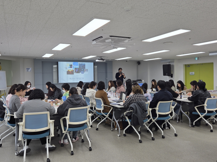 경기도거점아동보호전문기관에서 감정조절프로그램인 액티브 교육을 진행하는 모습