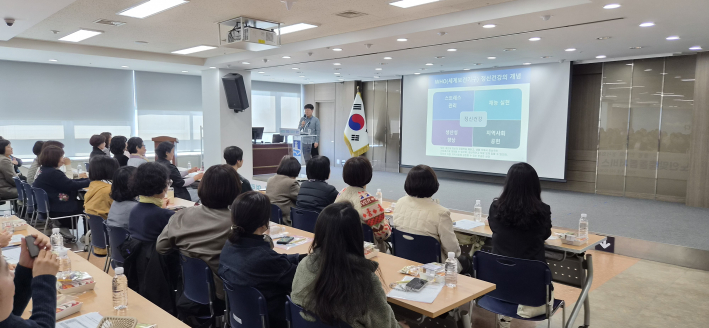 수원시행복정신건강복지센터의 정상경 정신건강사회복지사님의 강의에 집중하는 생활지원사님들