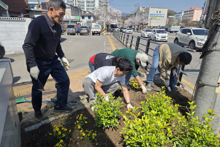 수원시 장안구 파장동 주민자치회, '주민 손길로 가꾼 손바닥정원' 새단장