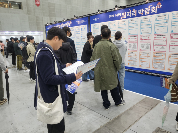 '내 일자리는 어디에 있을까?' 구직 정보를 찾는 간절한 시선들