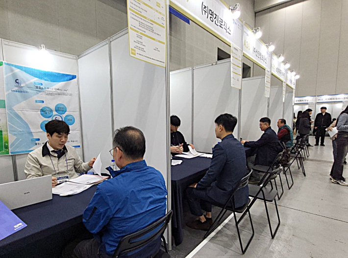 각 기업 부스에서 면접에 임하는 구직자들의 진지한 모습