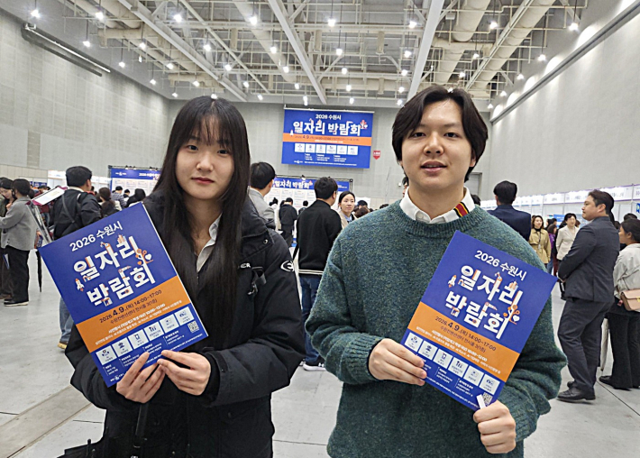 취재에 응해준 두 사람, 심준형·안정근 씨의 기념 촬영 모습