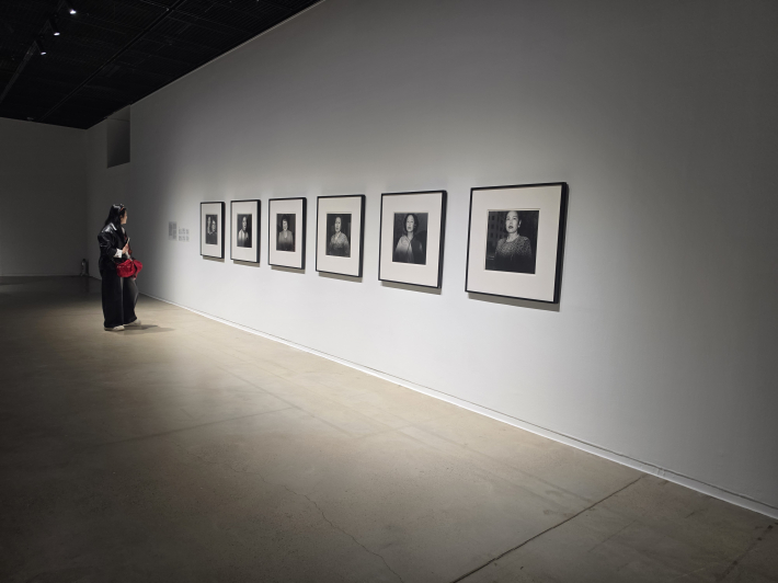 오형근 <아줌마> 작품 앞의 관람객