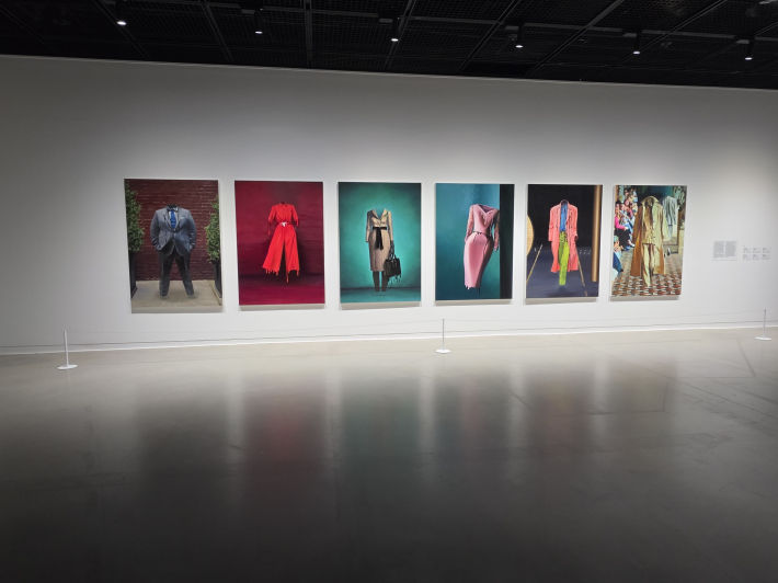 안창흥 <유령패션> 주인없이 남겨진 옷의 의미를 형상화한 작품