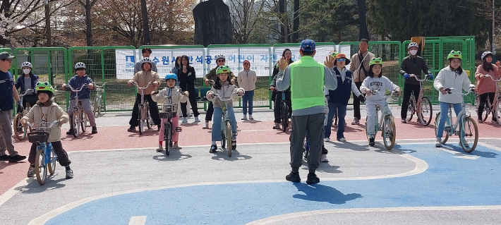 안장에 앉았다. 출발 준비!