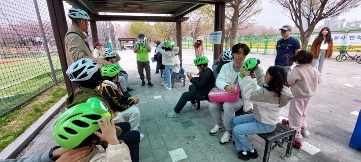 헬멧의 중요성을 배운 후 헬멧을 착용하고 있다.