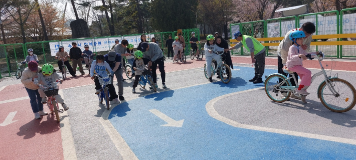 부모의 도움을 받아 첫주행을 하고 있다.