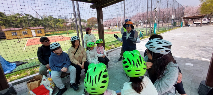 수원시자전거연맹의 남미숙 회장이 인사말을 하고 있다.