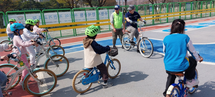 강사가 페달밟기 시범을 보이고 있다.
