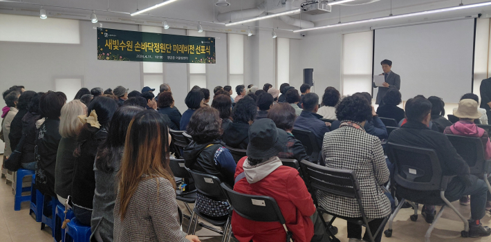 손바닥정원단 이범석단장이 미래비전과 향후 운영 방향에 대해 설명하며 시민 참여 확대와 지속 가능한 정원 활동의 중요성을 강조하고 있다