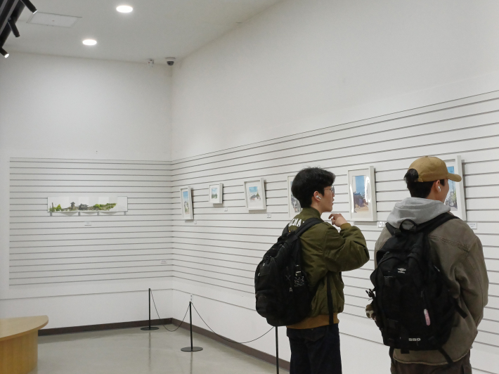 풍경화를 감상하며 머리를 식히는 고 3학년 학생 모습