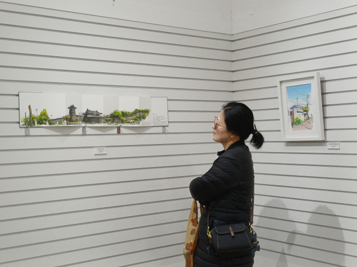 초등학생 엄마의 풍경화 감상 진지한 모습