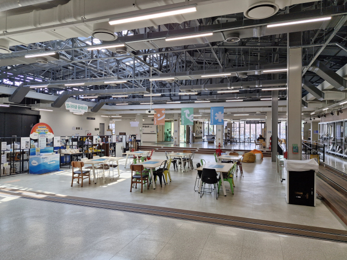 재활용이 환경 보호와 산업적 가능성으로 발전하는 과정임을 동시에 보여준다. 