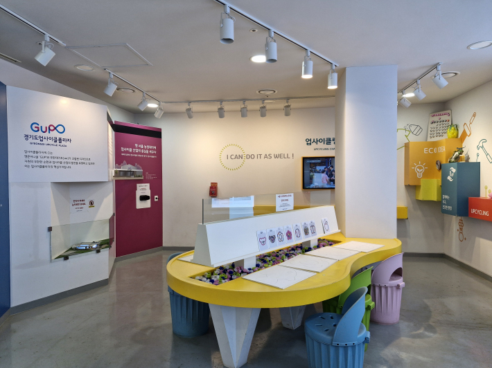 게임 형식의 체험으로 쓰레기 배출 요령을 직관적으로 익힐 수 있다. 