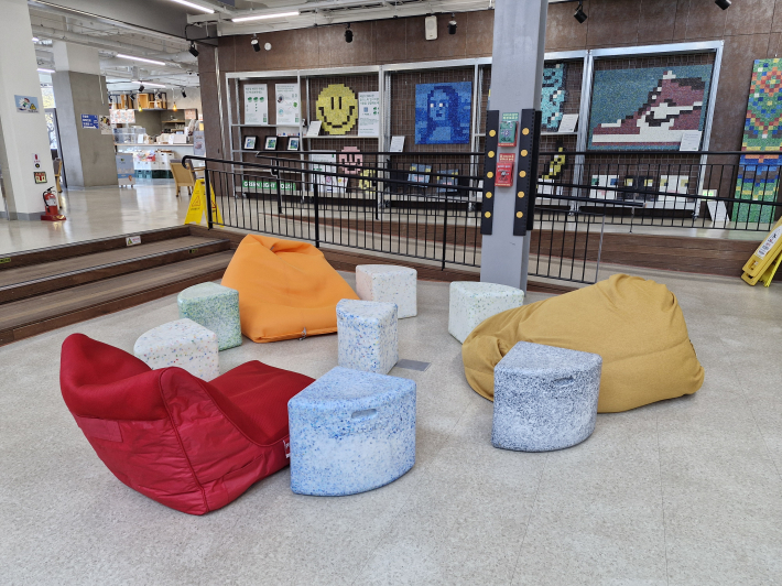 폐플라스틱과 버려진 생활용품 등을 활용해 예술 작품 수준 같은 작품들을 만든다.  