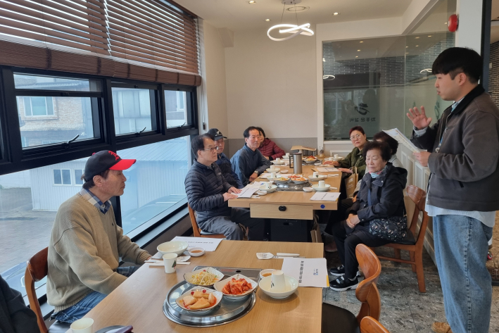 수원새빛돌봄, 의료요양통합돌봄, 복지사각지대 발굴 등 시정 홍보 사항을 안내하고 있다.