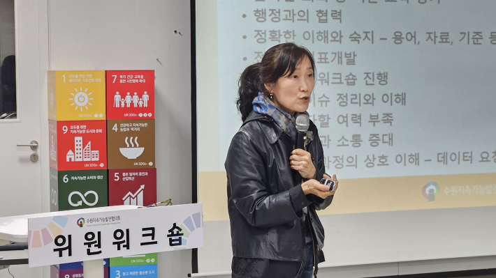 동국대 송미영 교수의 모니터링 보고서 작성 방법을 설명하는 강의 장면.