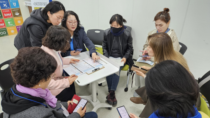 10번 목표위원회에서 마을 SDGs 모니터링단 모집 신청 안내와 차기 회의 운영방안방안을 논의하는 모습
