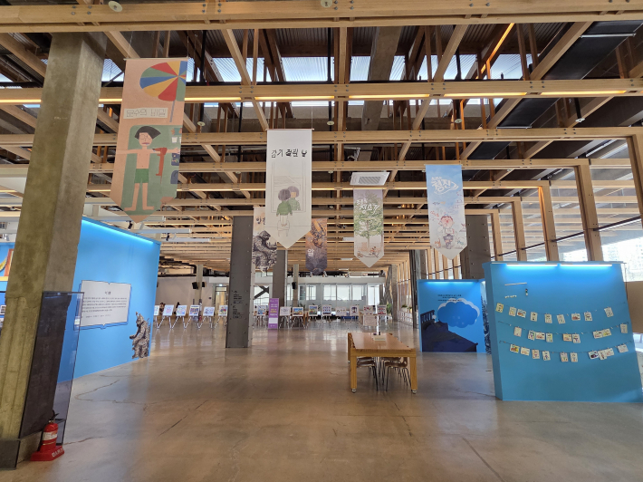 '선 넘는 날' 기획전시가 펼쳐지고 있는 복합문화공간 111CM  