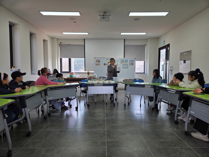 오윤희 강사가 수강생들에게 재활용 종이를 활용한 작품 제작 방법을 설명하고 있는 모습