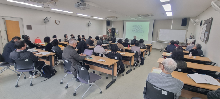 강의 하나하나에 집중하는 노인 대학생들