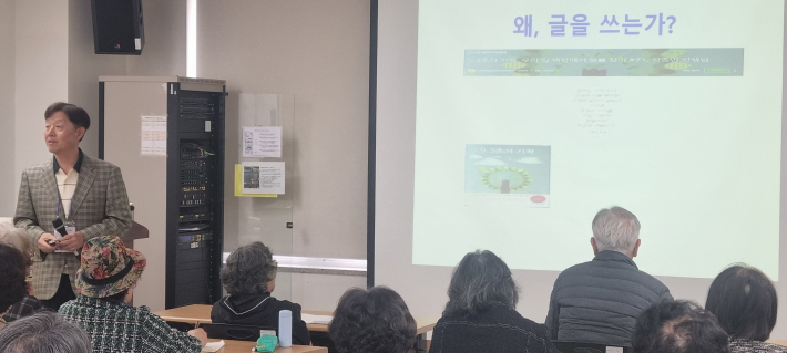 왜 글을 써야 하는 지를 질문을 던지는 정종민 학장
