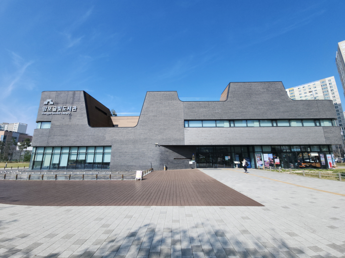 망포글빛도서관 건물 전경