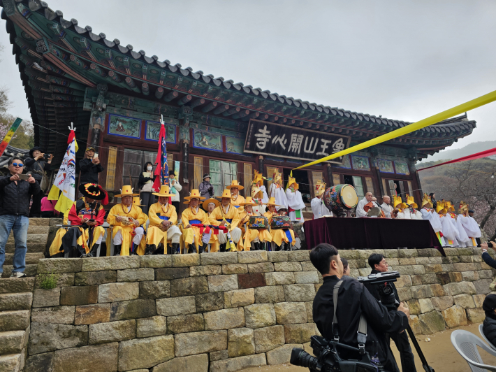 큰 행사중인 이날의 개심사