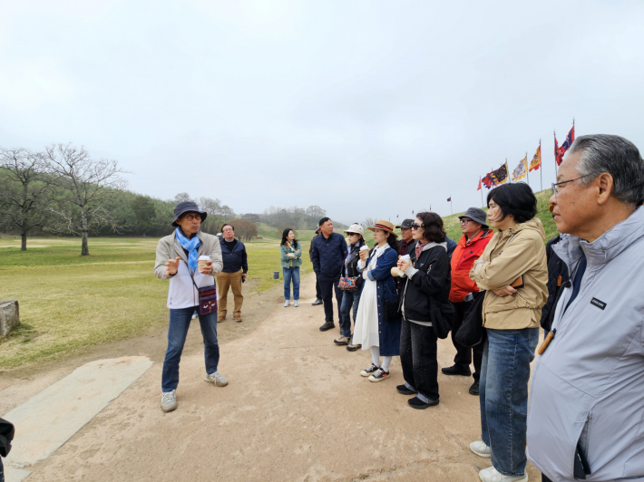 한동민관장이  해미읍성에서 해설하는 모습