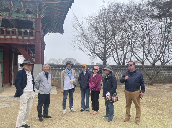 해미읍성에서 대화를 주고받는 모습