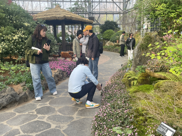 화성시 우리꽃식물원에서 식물을 관찰하는 회원들