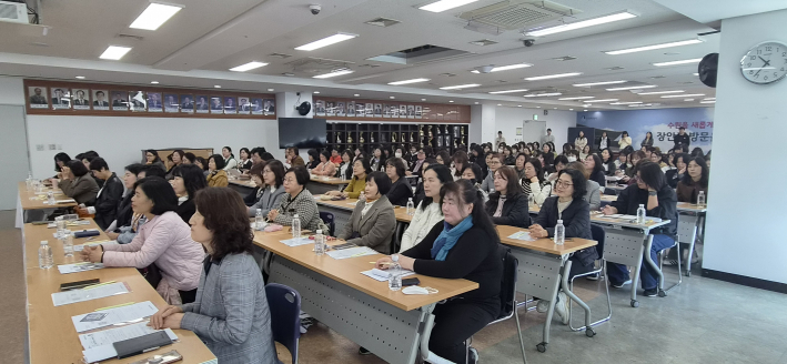 ▲ 노인맞춤돌봄서비스 수행인력 심리지원 프로그램 '마음산책' 진행 사진