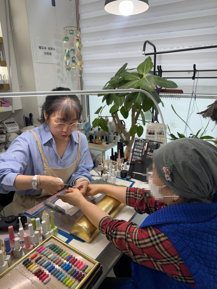 어르신이 '예쁜 손 이야기' 사업에 참여하며 이야기를 나누고 있다. 