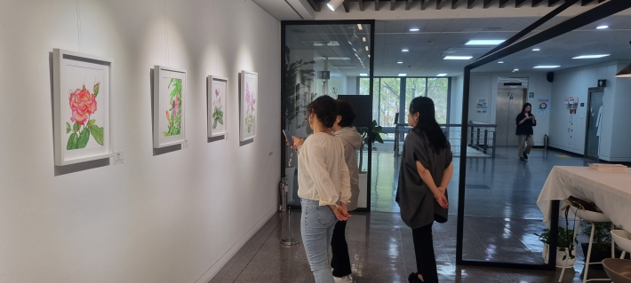 세 명의 작가가 작품 설명을 하고 있다. 