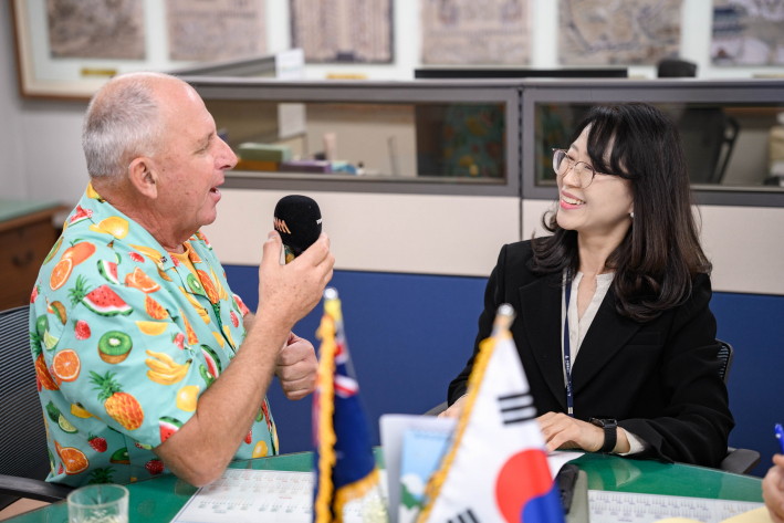 사진3)스티브 프라이스씨가 선은임 수원시 문화체육교육국장을 인터뷰 하고 있다.    