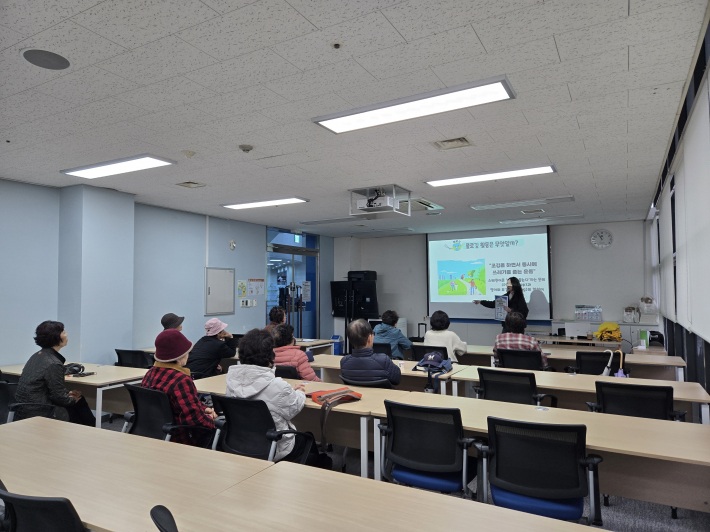 오리엔테이션에서 자원안보 위기극복을 위한 에너지 실천 방법을 공유하고 있다. 
