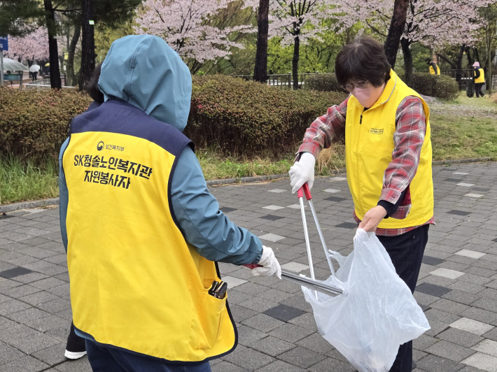 아름드리봉사단이 만석공원 일대에서 플로깅 활동을 진행 중이다. 