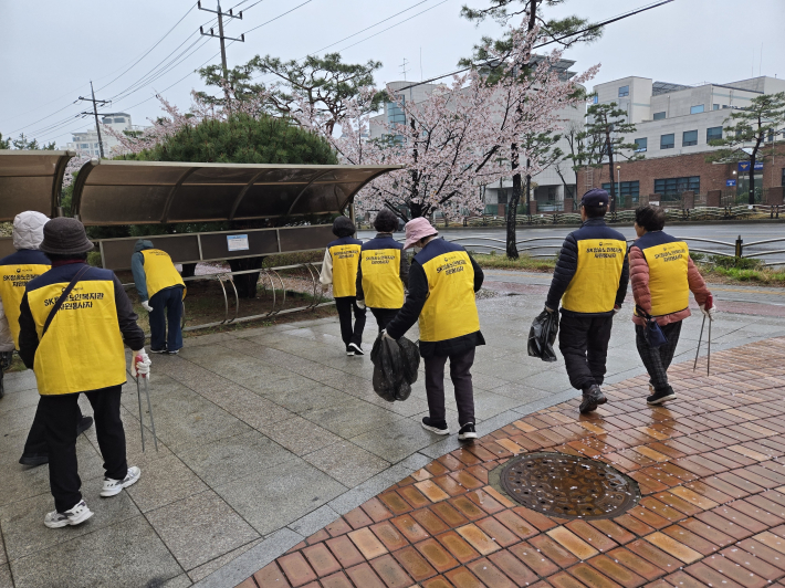 아름드리봉사단이 만석공원 일대에서 플로깅 활동을 진행 중이다. 