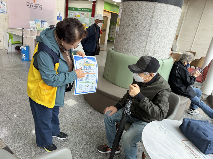 아름드리봉사단이 에너지절약 실천 동참 캠페인을 진행 중이다. 