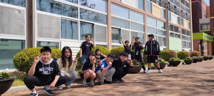 예쁘고 멋진 식물을 심고 친구들과 함께 멋진 포즈~~