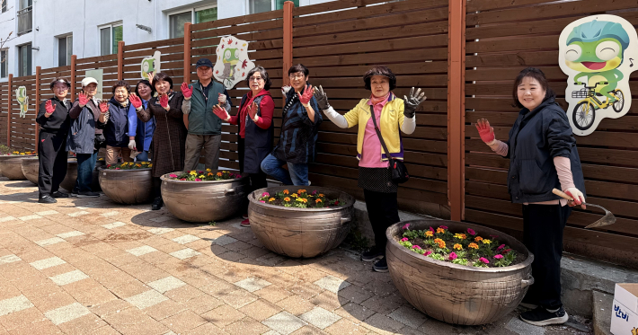 초화 식재 후 기념촬영을 하는 모습