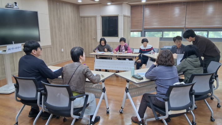 영통구 공원녹지과 관계자들과 손바닥 정원단 이범석 단장 및 정원단원들의 모습