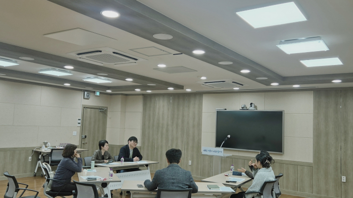 회의에 집중하고 있는 모습