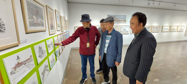 박 화가의 작품 설명 모습