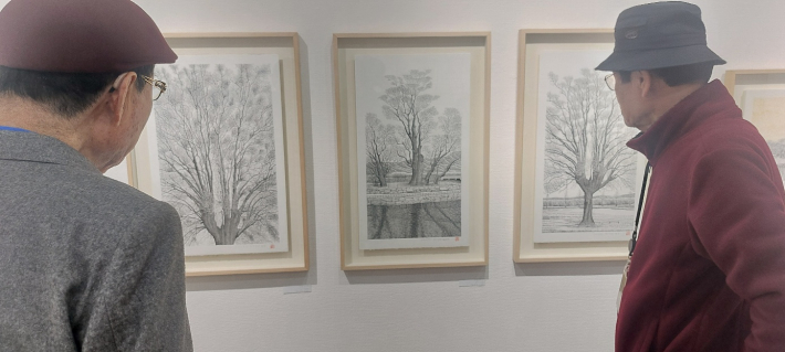 박 화가가 자신의 두물머리 작품을 소개하고 있다.