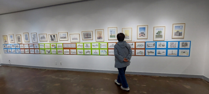 한 관람객이 전시장을 둘러보고 있다.