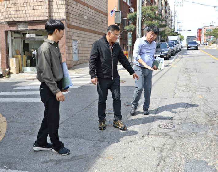 황규돈 팔달구청장과 고등동의 노후화 도로를 점검하고 있다.